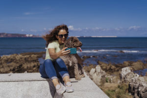 Mulher tirando foto com cachorro - Foto: Freepik