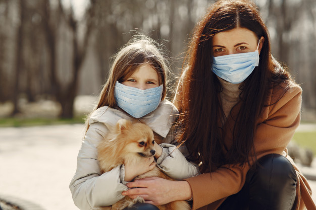Caridade britânica está treinando cães para farejar COVID-19 3 cãozinho com tutoras e máscaras