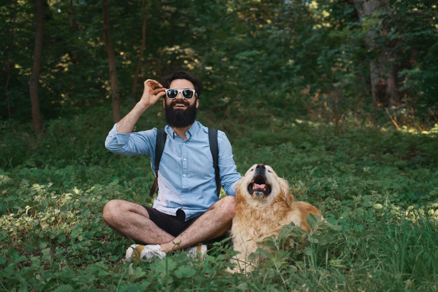 tutor passeando com seu cão