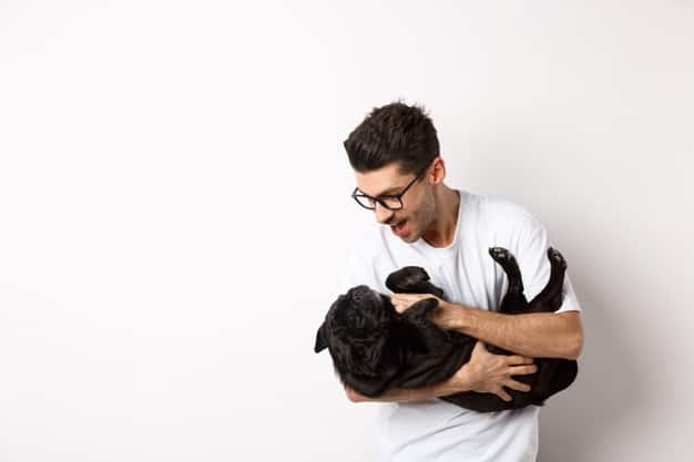 Jovem brincando com seu cachorro