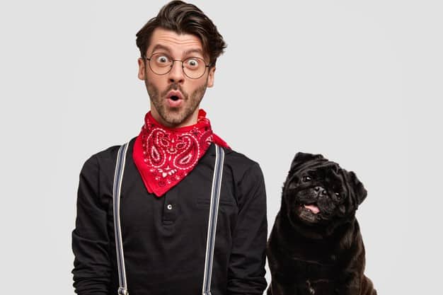 jovem vestindo bandana vermelha e camisa preta e seu cachorro 273609 19887