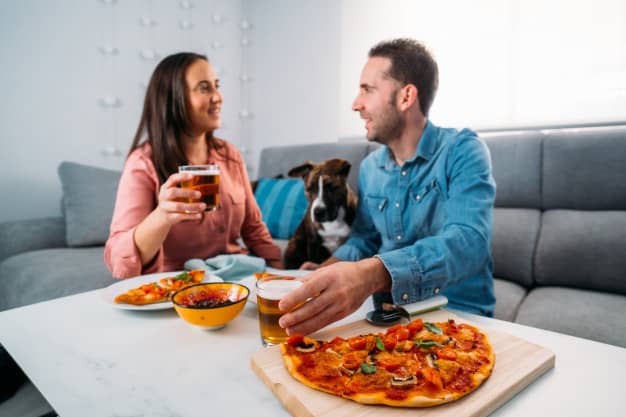 família comendo pizza