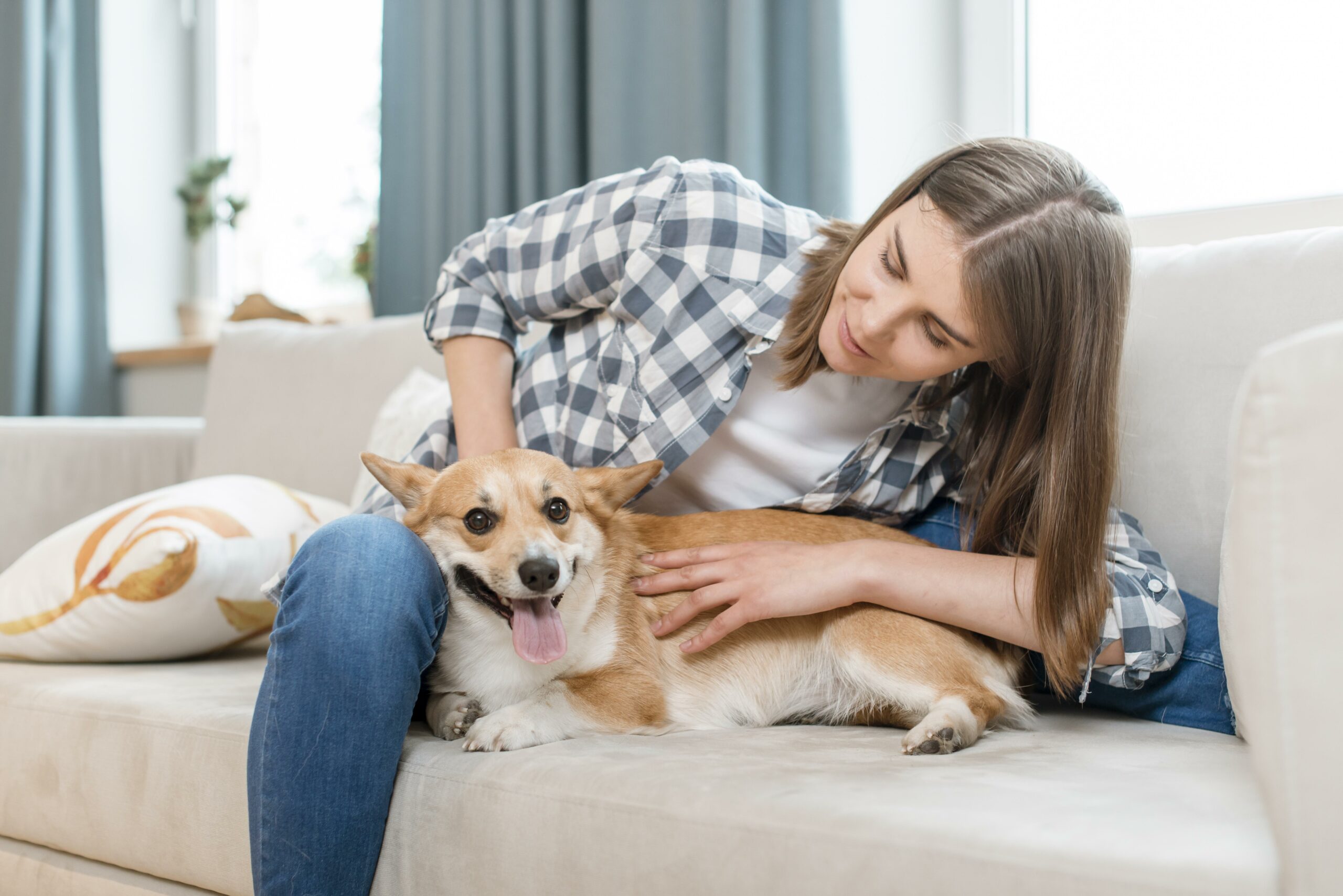 front-view-woman-with-her-dog-couch