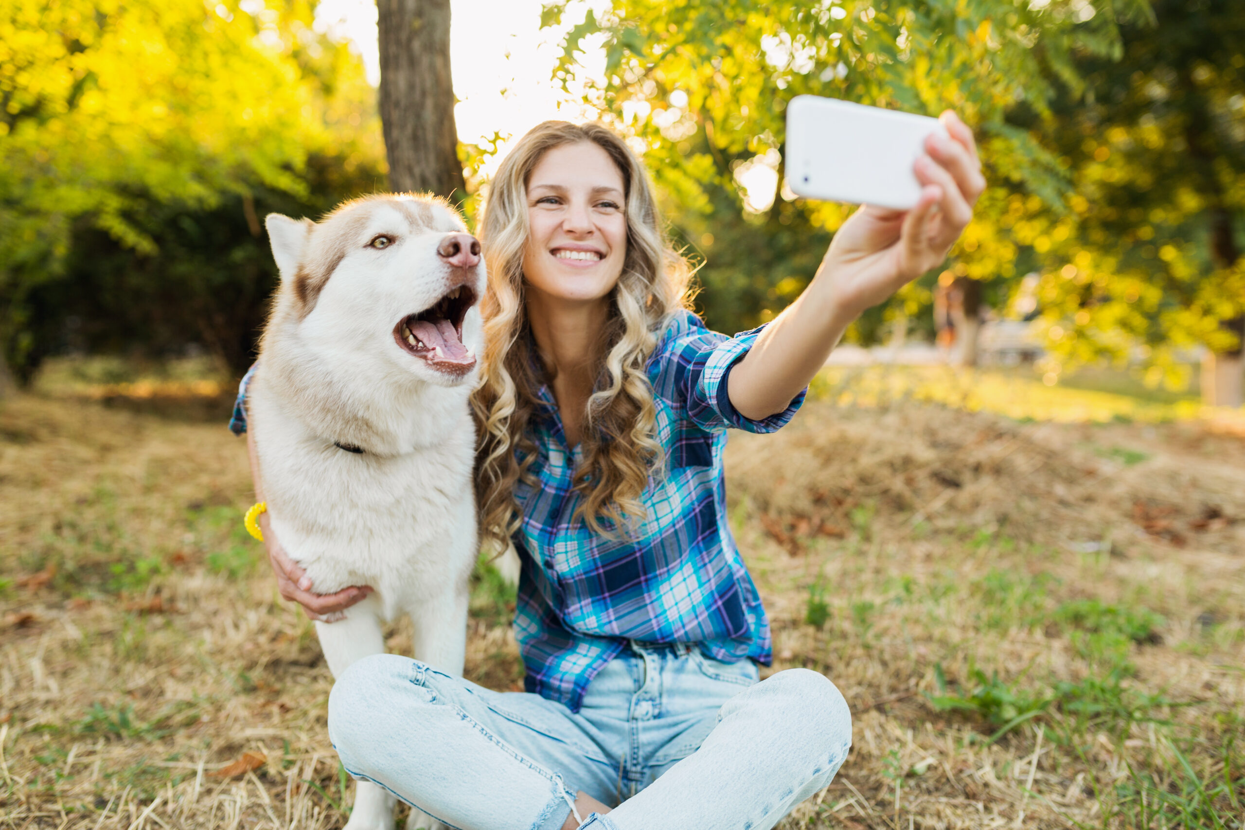 Qual o clima ideal para o Husky Siberiano? 1 woman taking selfie photo with dog