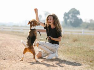 Tutora e cão brincando - Foto: Canva