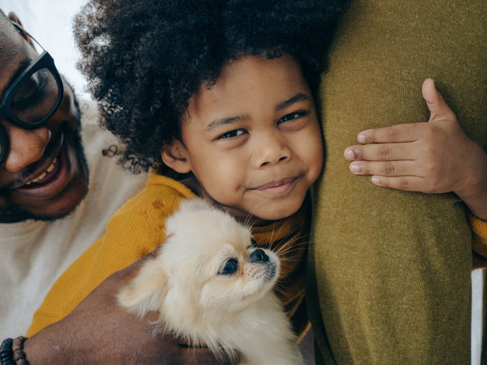 criança e cachorro