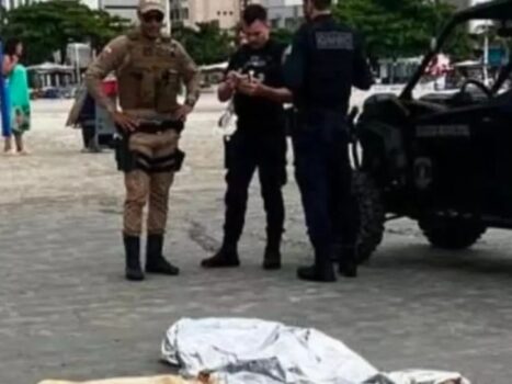 Cachorro permanece ao lado do seu tutor que faleceu na praia