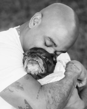 Ex-BBB Cezar Black anuncia a morte de seu cachorro