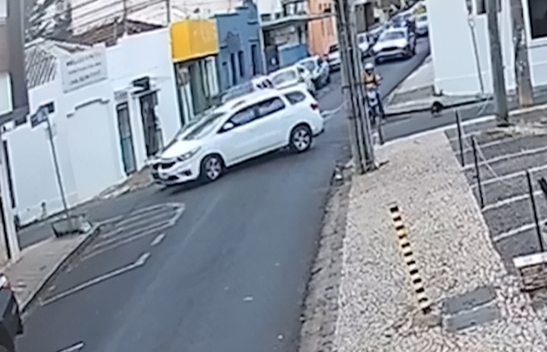 Cão é lançado pela janela em acidente em Uberlândia; Motorista e animal saem ilesos 1 Cão é lançado pela janela em acidente
