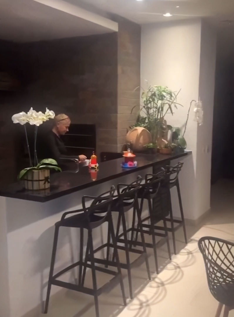 Xuxa alimenta morcegos em casa