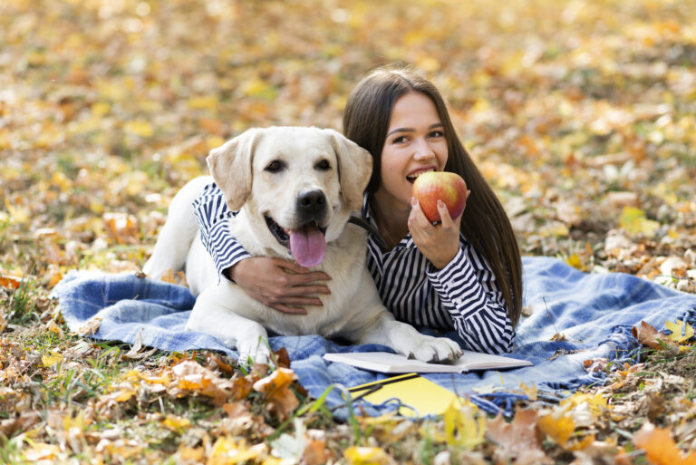 mulher e cachorro junto no parque