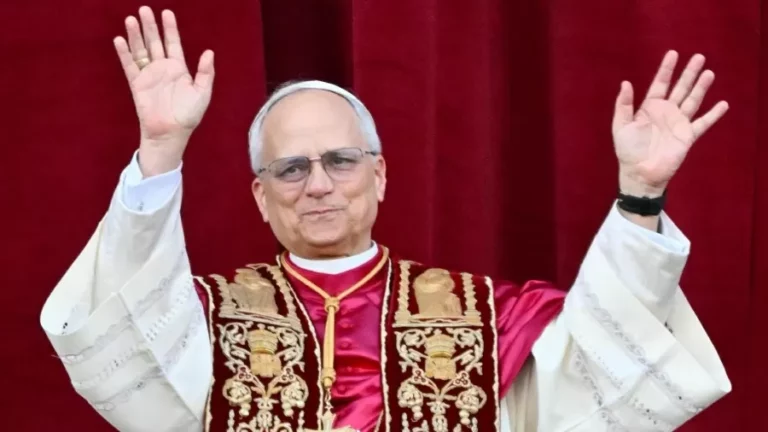 O Papa pode ter animais de estimação? Saiba aqui! 1 papa leao 14 em sua primeira aparicao em publico 1746726514556 v2 900x506.jpg