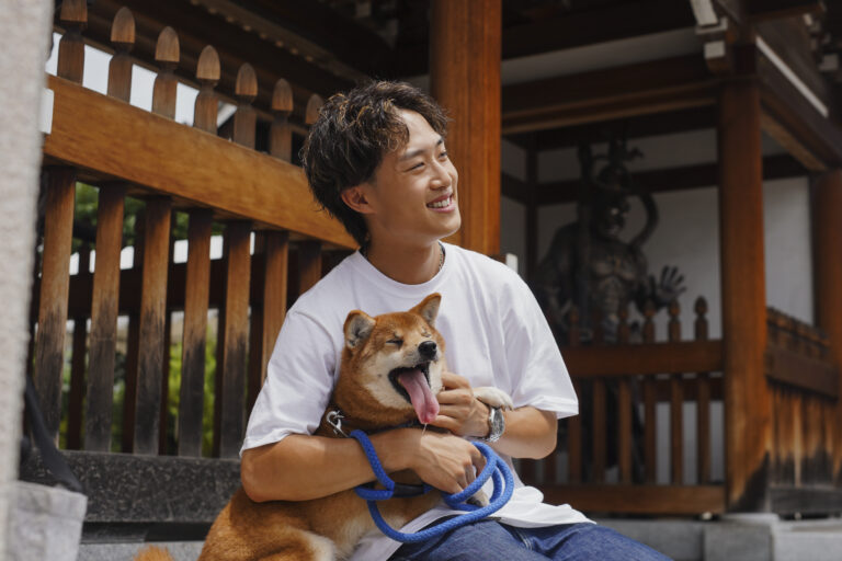 homem asiatico com seu cachorro shiba inu ao ar livre