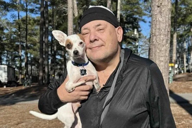 Chihuahua de duas patas salva vida do dono: história incrível! 1 Two legged Chihuahua saves owners life 072825 8c77eecbe862463ea99f7847a6df1f0e