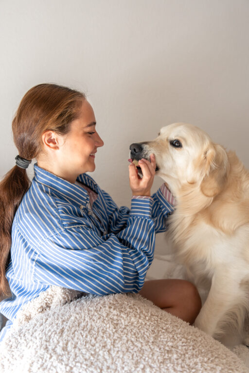 Hora do remédio? Veja dicas para diminuir o estresse dos pets na hora de tomar comprimidos 1 adolescente bonita com um cachorro filha de estimacao brincando com seu cachorro em casa