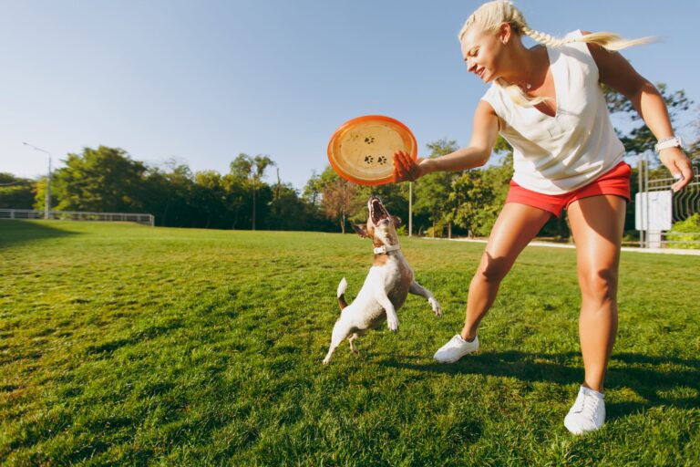 dona brincando com cachorro freepik scaled 1